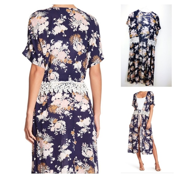 Melrose and Market Short Sleeve Walkthru Tunic. G6 - Picture 4 of 7